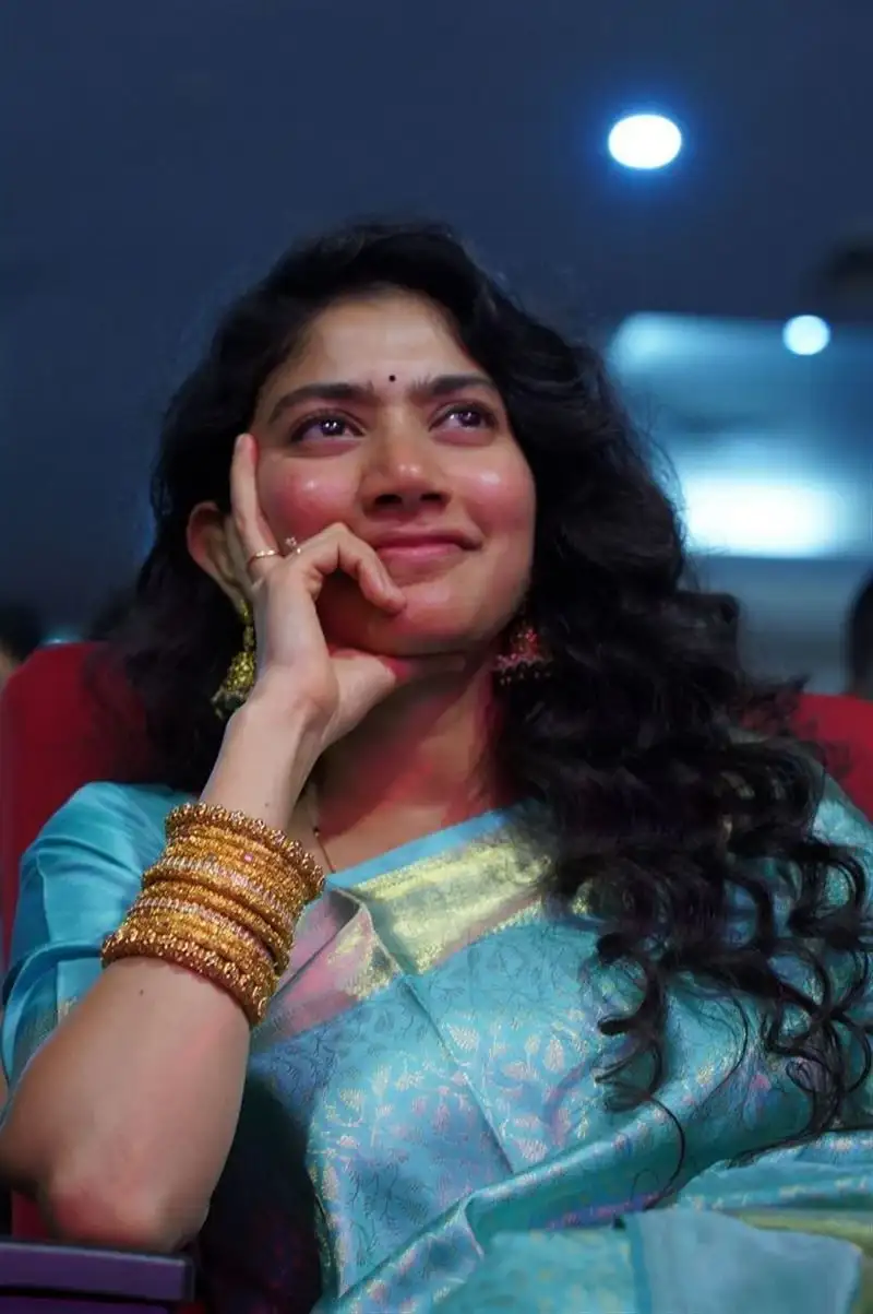 Telugu Actress Sai Pallavi Stills in Blue Saree